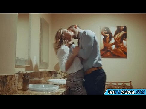 ❤️ Wakati blonde mwenye busty anakutongoza kwenye choo cha umma Ngono bora ❌️